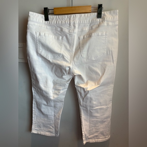 Women’s White Capris - Picture 4 of 4